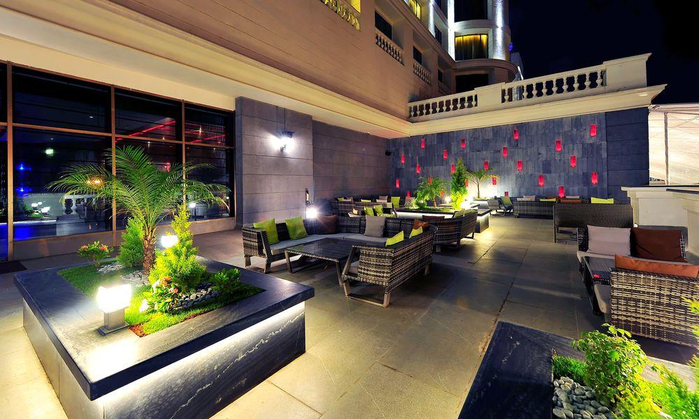 Radisson Blu Plaza Hotel Mysore Exterior foto The Terrace