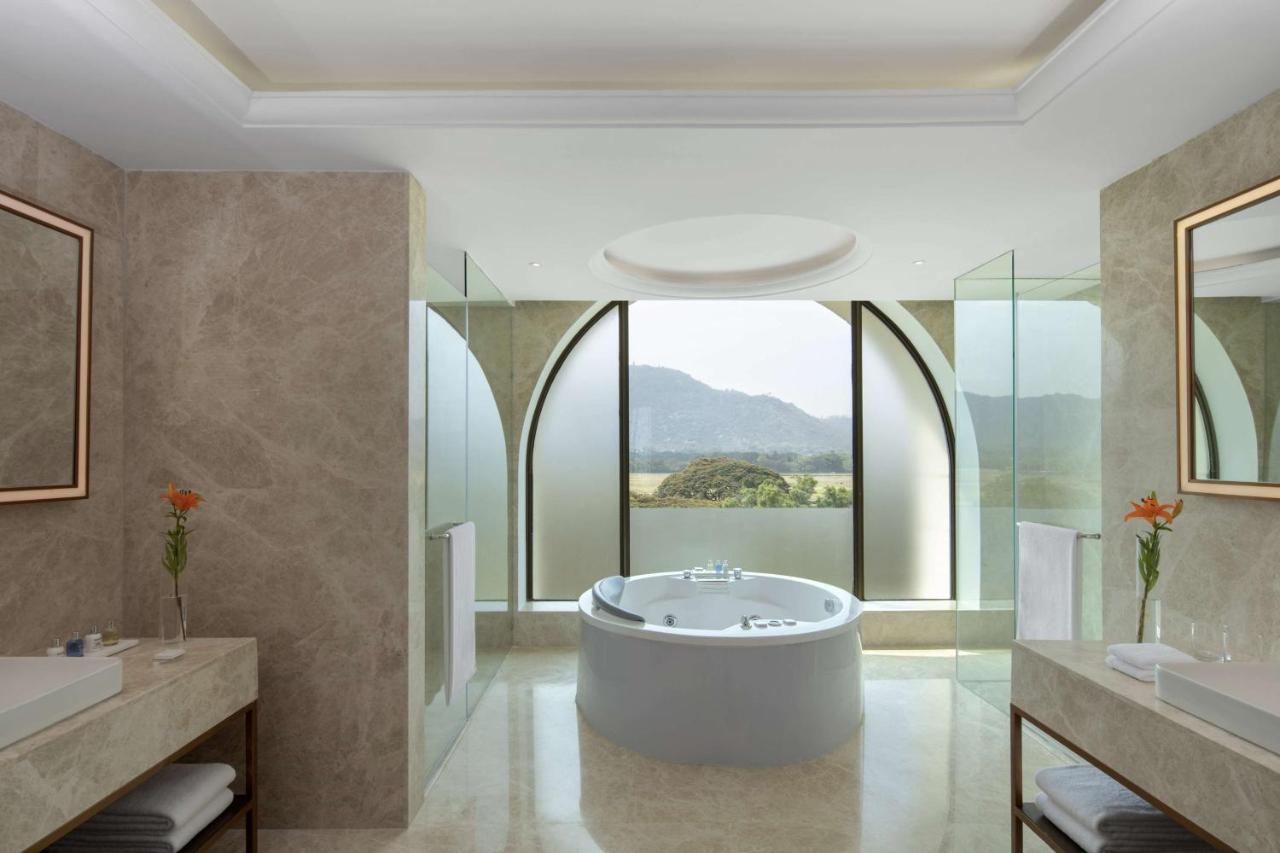 Radisson Blu Plaza Hotel Mysore Exterior foto Bathroom