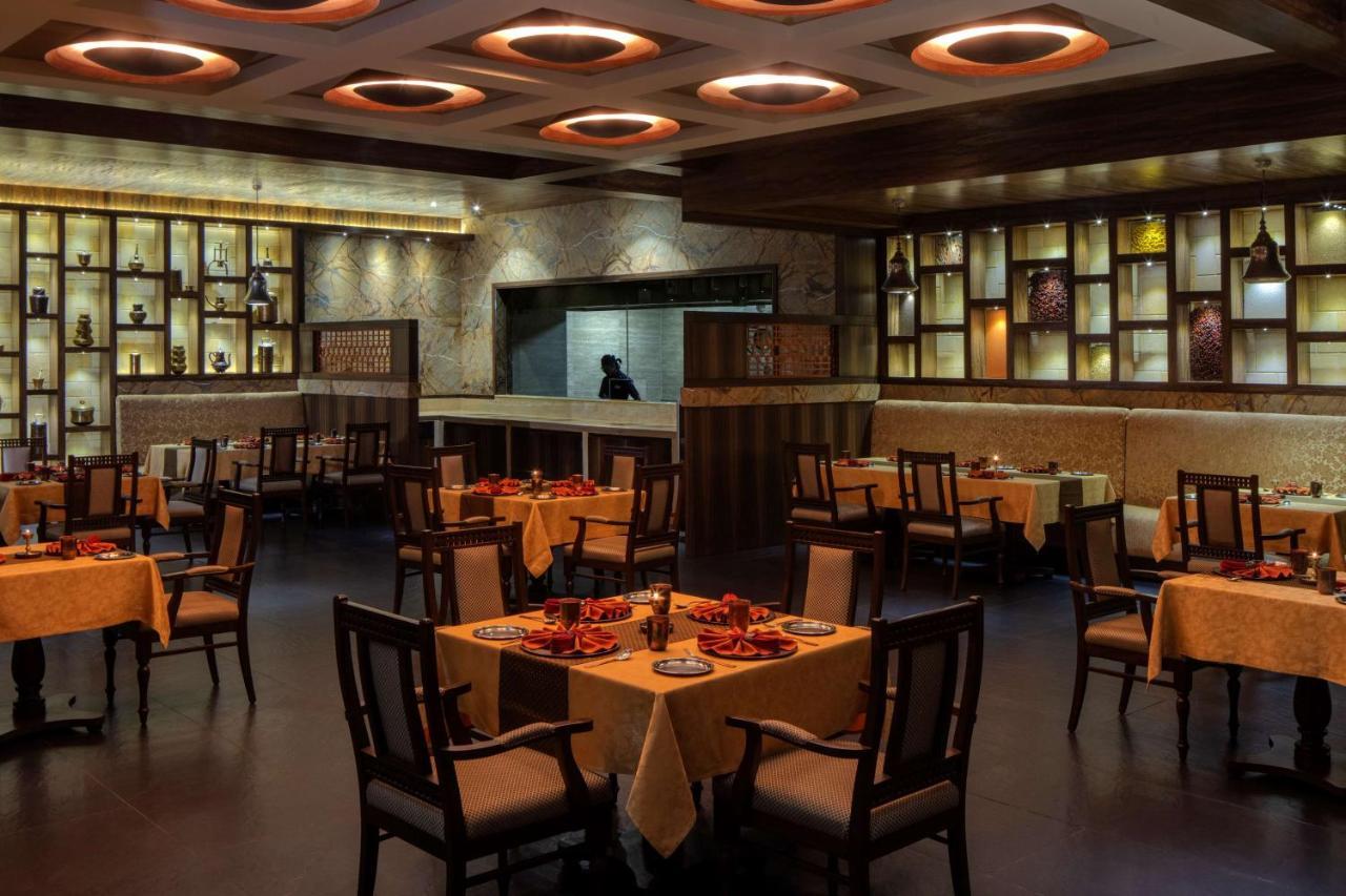Radisson Blu Plaza Hotel Mysore Exterior foto Interior of a restaurant in India