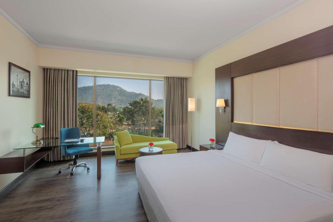 Radisson Blu Plaza Hotel Mysore Exterior foto Deluxe Room