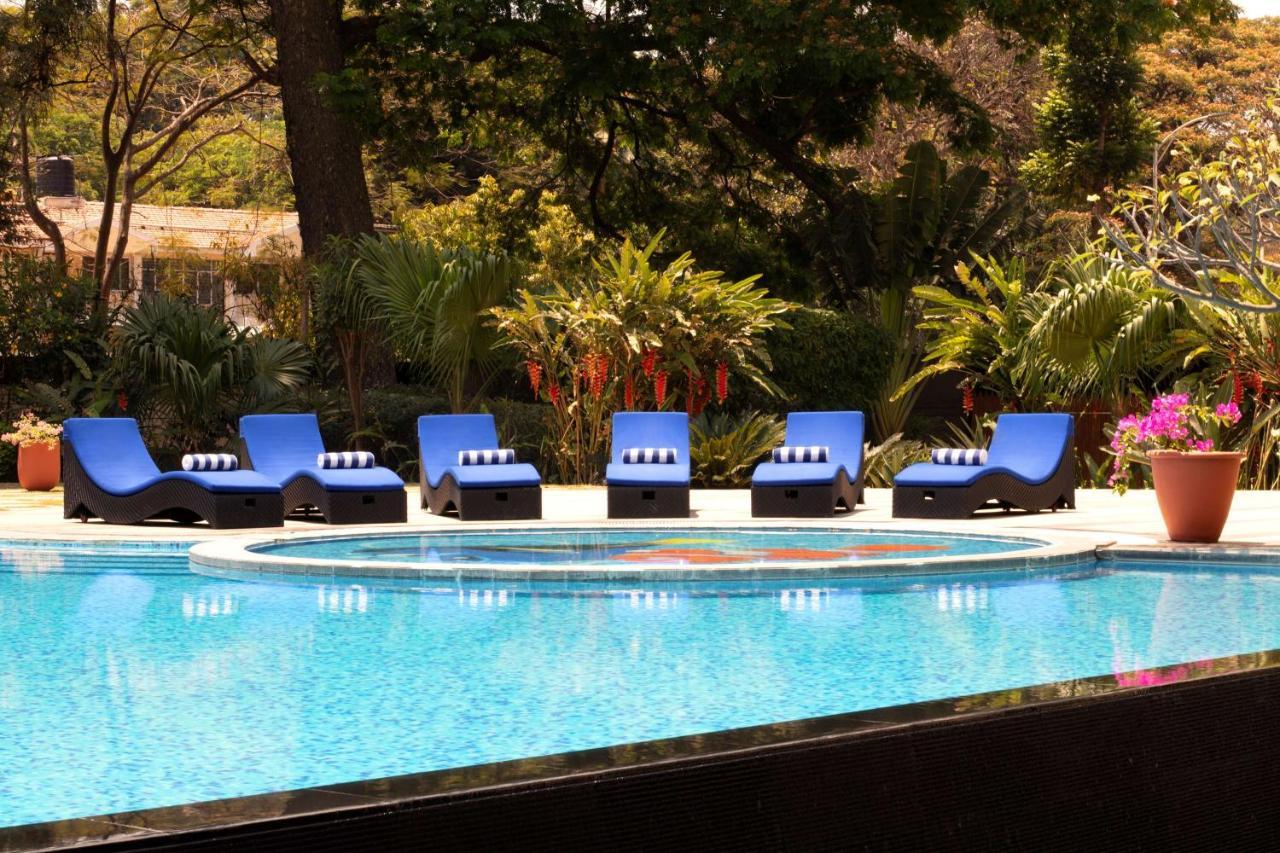 Radisson Blu Plaza Hotel Mysore Exterior foto The pool at the Four Seasons Hotel