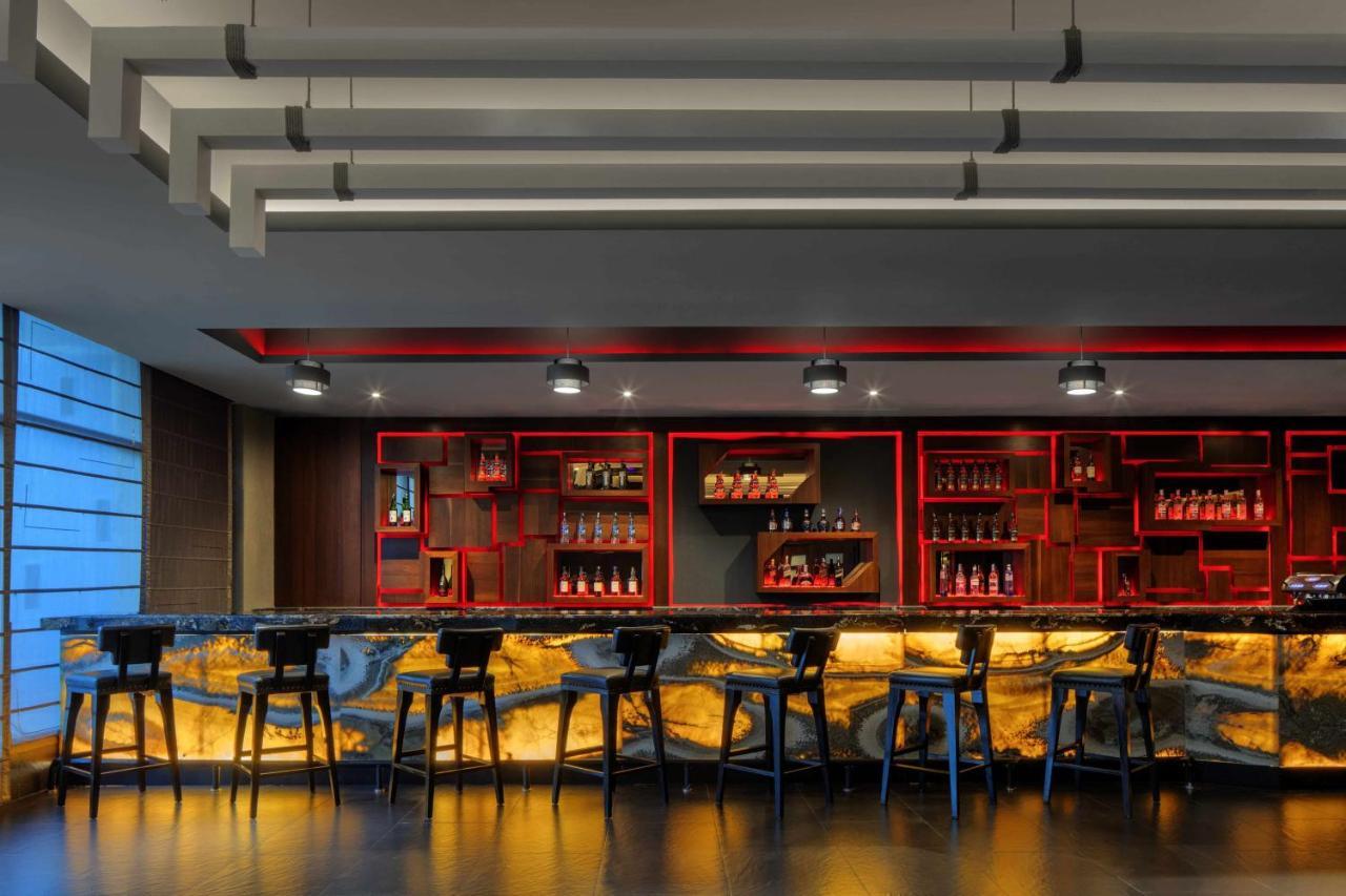 Radisson Blu Plaza Hotel Mysore Exterior foto The bar at the 101 lounge