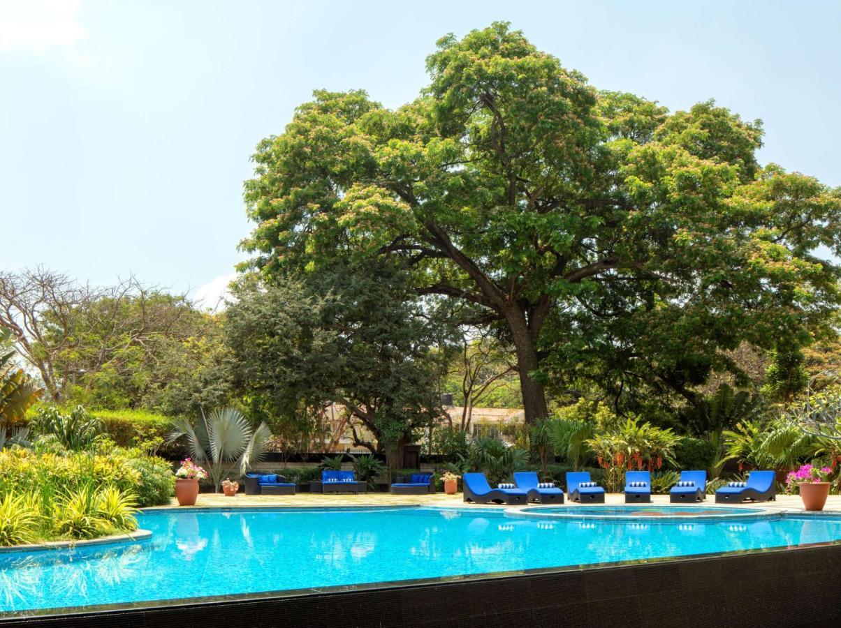 Radisson Blu Plaza Hotel Mysore Exterior foto The swimming pool at the Victoria Falls Hotel