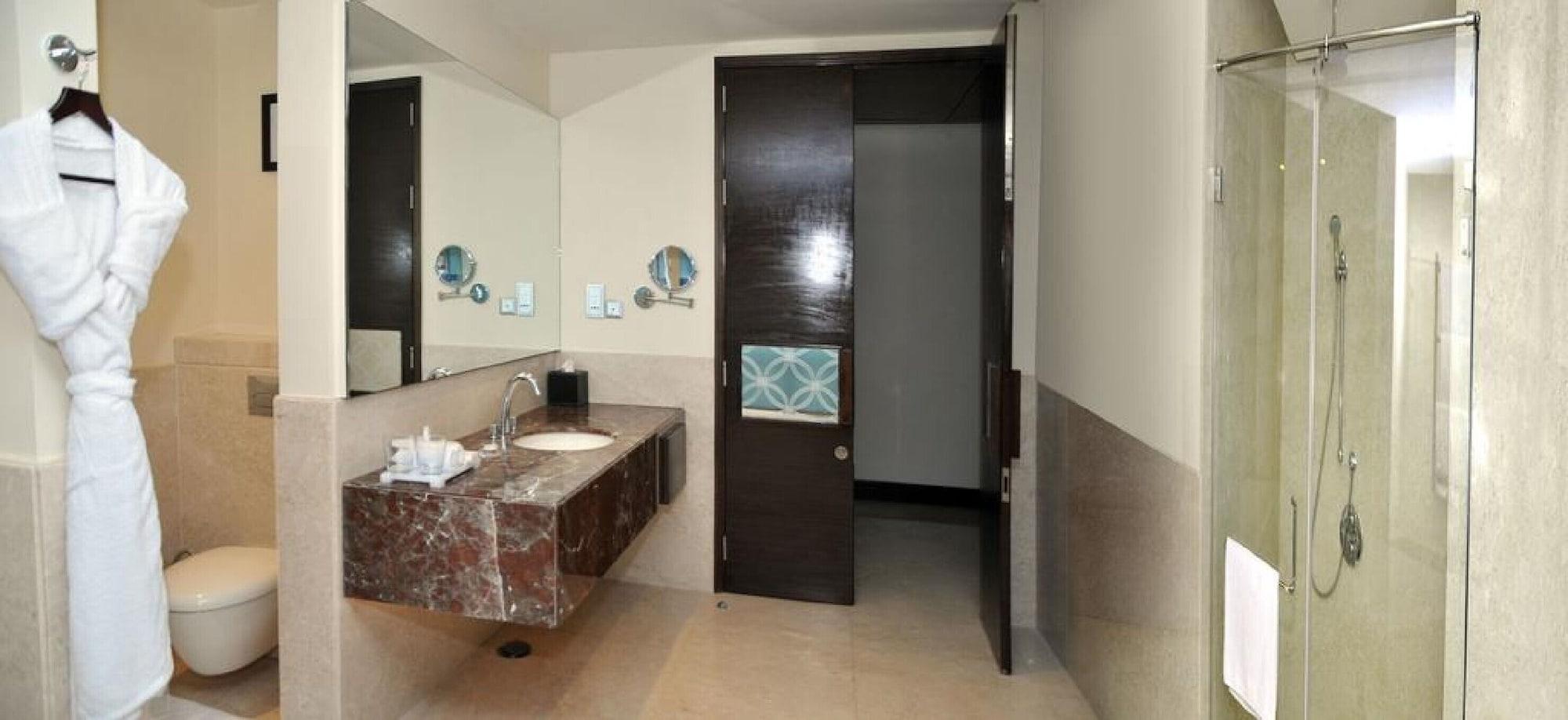 Radisson Blu Plaza Hotel Mysore Exterior foto Bathroom in a hotel room