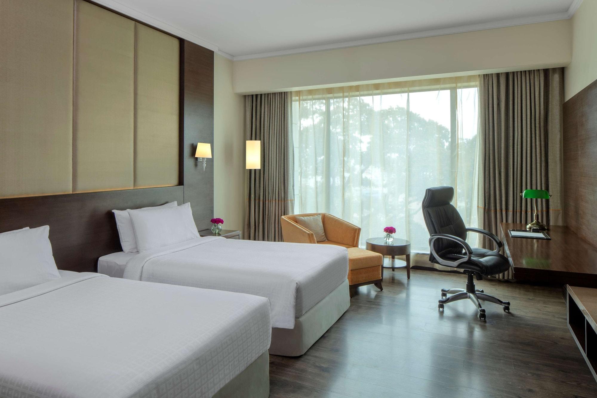 Radisson Blu Plaza Hotel Mysore Exterior foto Deluxe Room