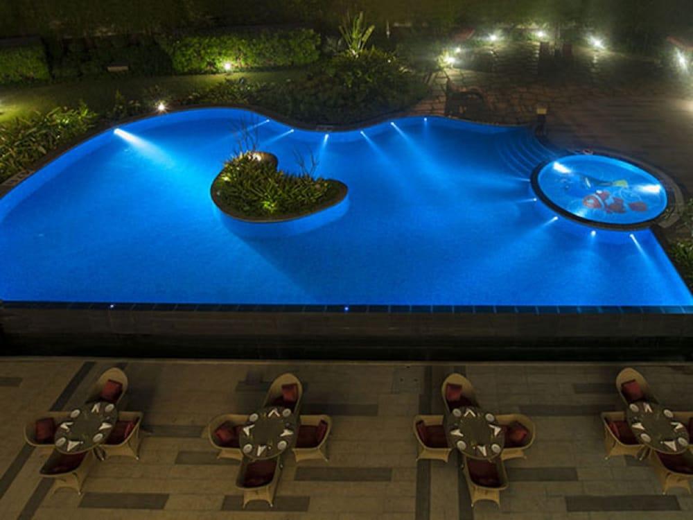 Radisson Blu Plaza Hotel Mysore Exterior foto The pool at the Taj Bengal