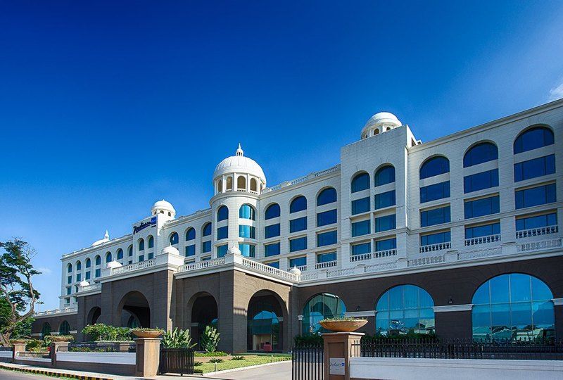 Radisson Blu Plaza Hotel Mysore Exterior foto The hotel's main building