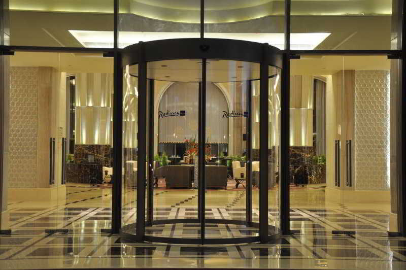 Radisson Blu Plaza Hotel Mysore Exterior foto A revolving door in a hotel
