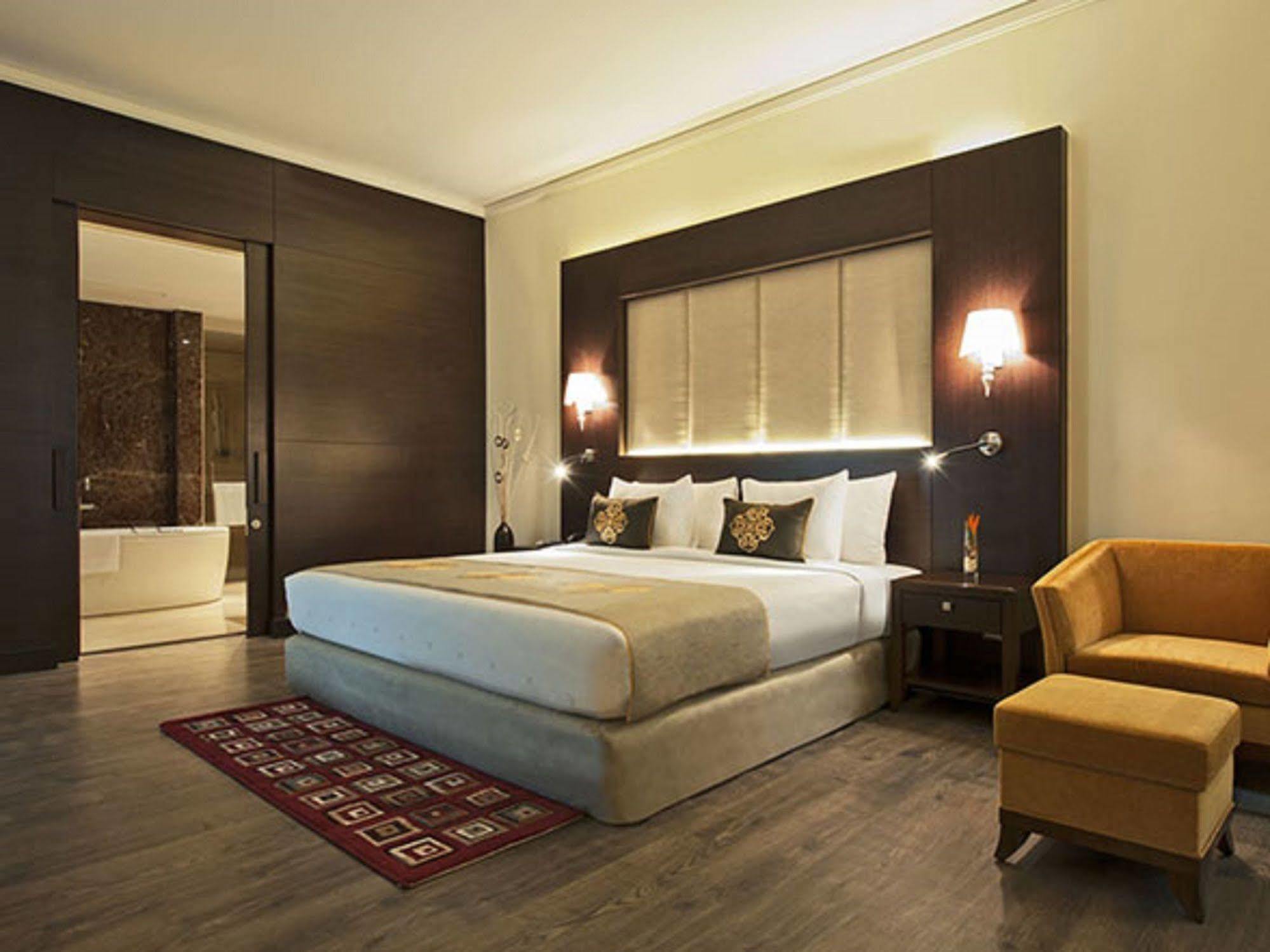 Radisson Blu Plaza Hotel Mysore Exterior foto A bedroom at the Taj Mahal Palace, Mumbai