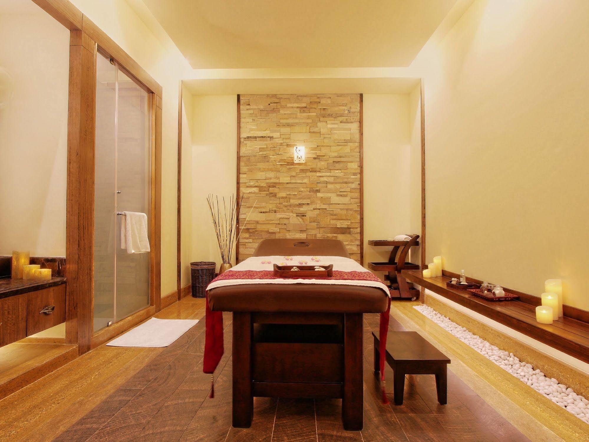 Radisson Blu Plaza Hotel Mysore Exterior foto A treatment room at a spa