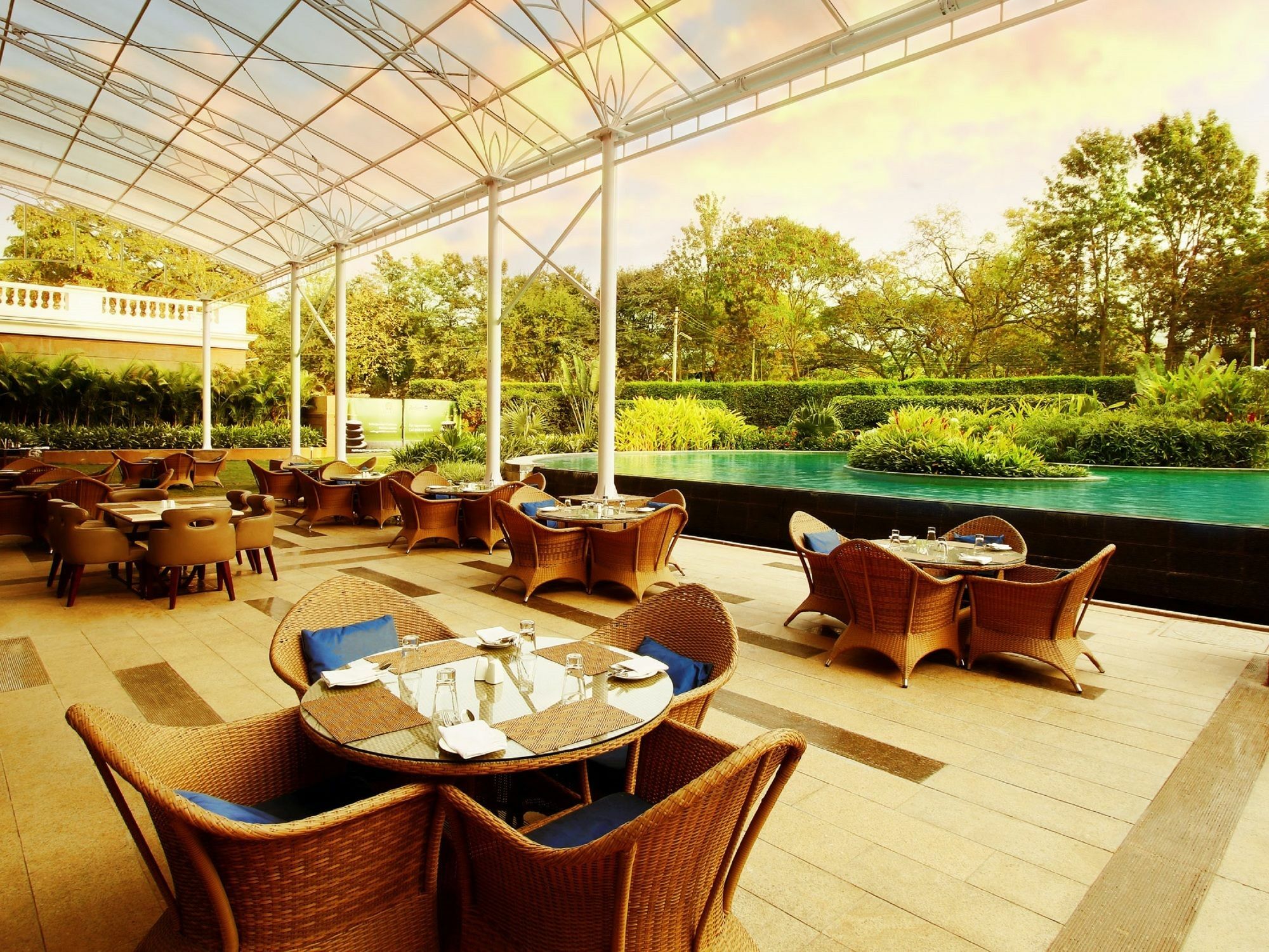 Radisson Blu Plaza Hotel Mysore Exterior foto The Poolside Bar
