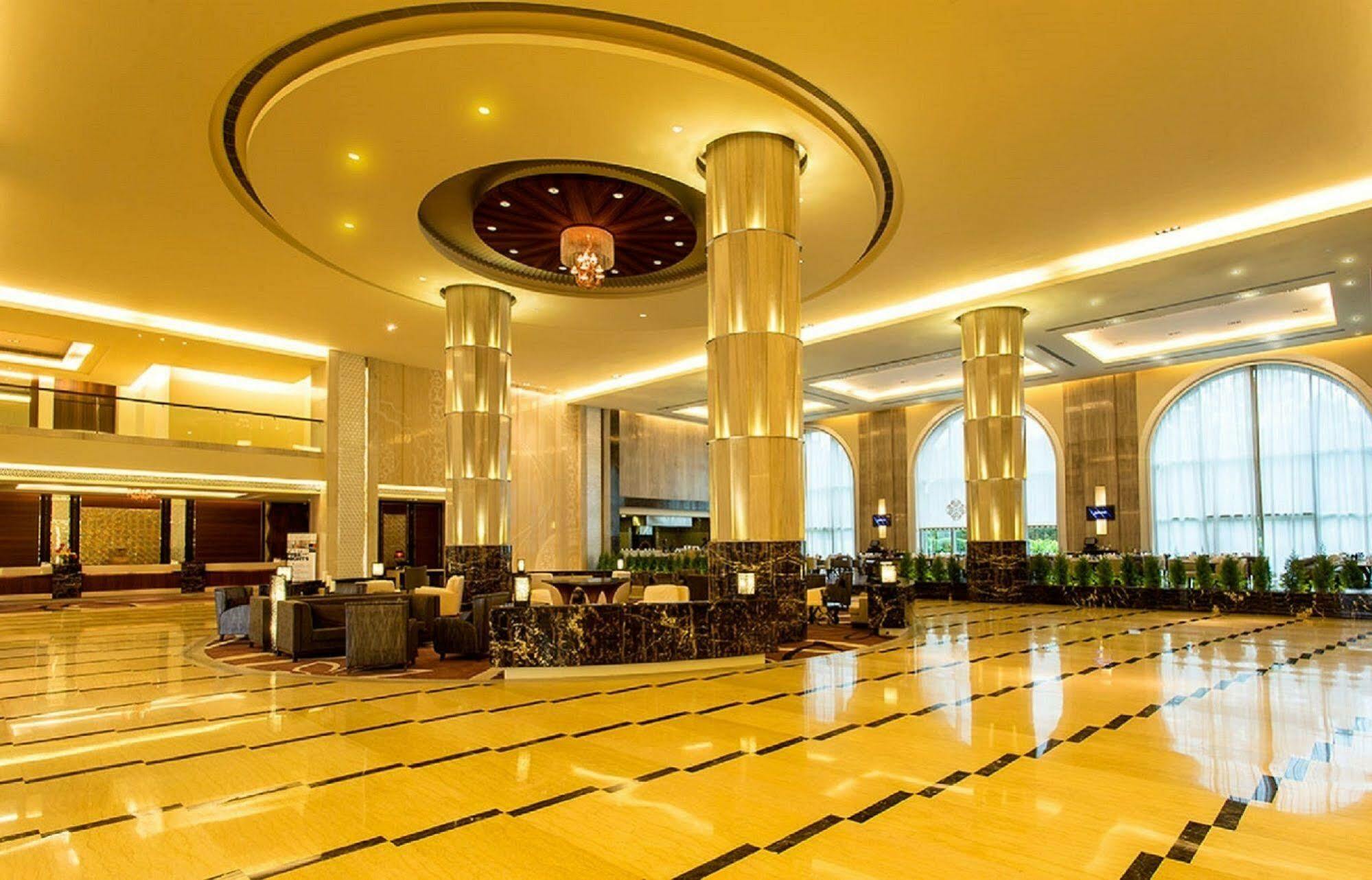 Radisson Blu Plaza Hotel Mysore Exterior foto Lobby