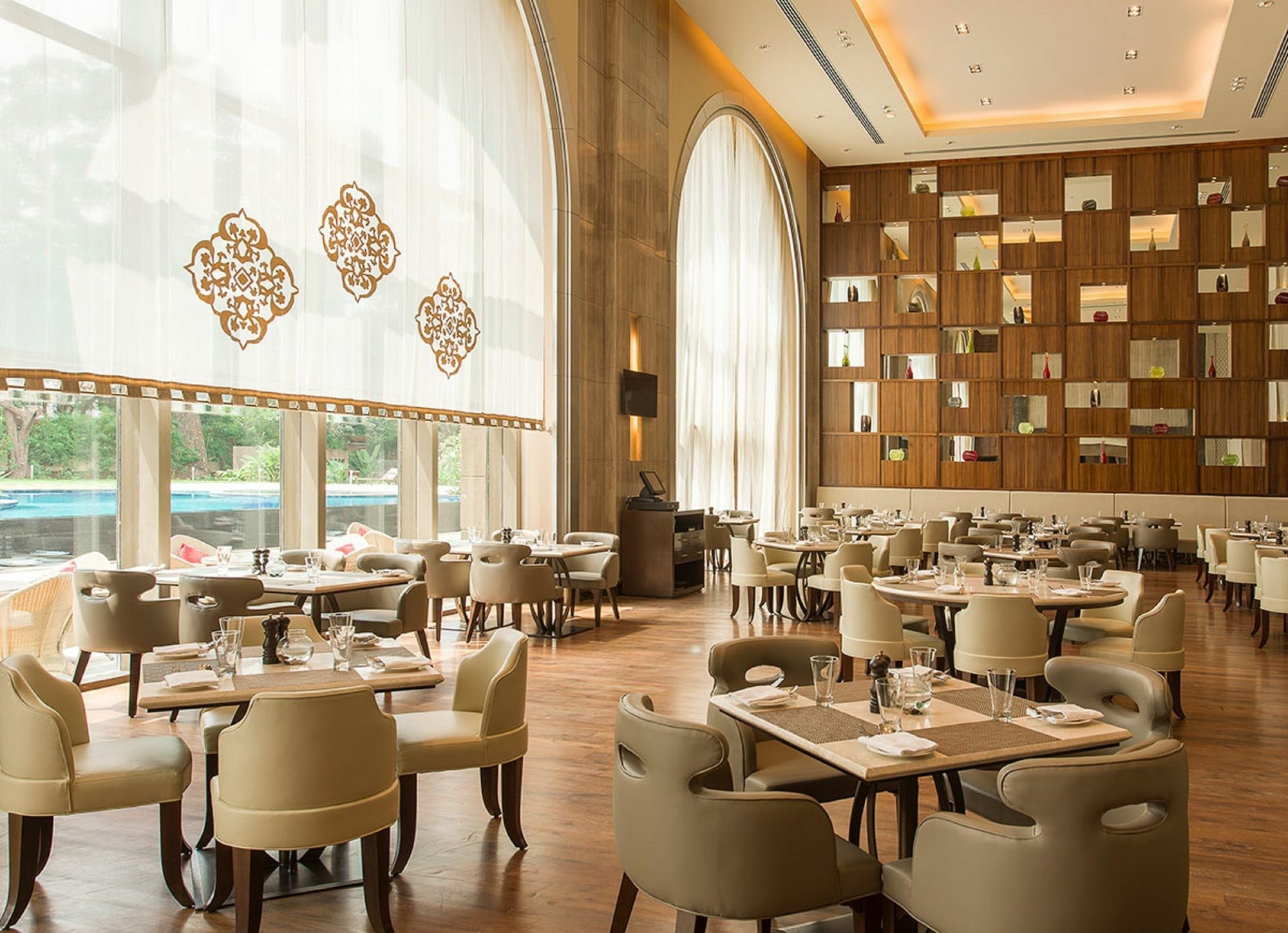 Radisson Blu Plaza Hotel Mysore Exterior foto The restaurant