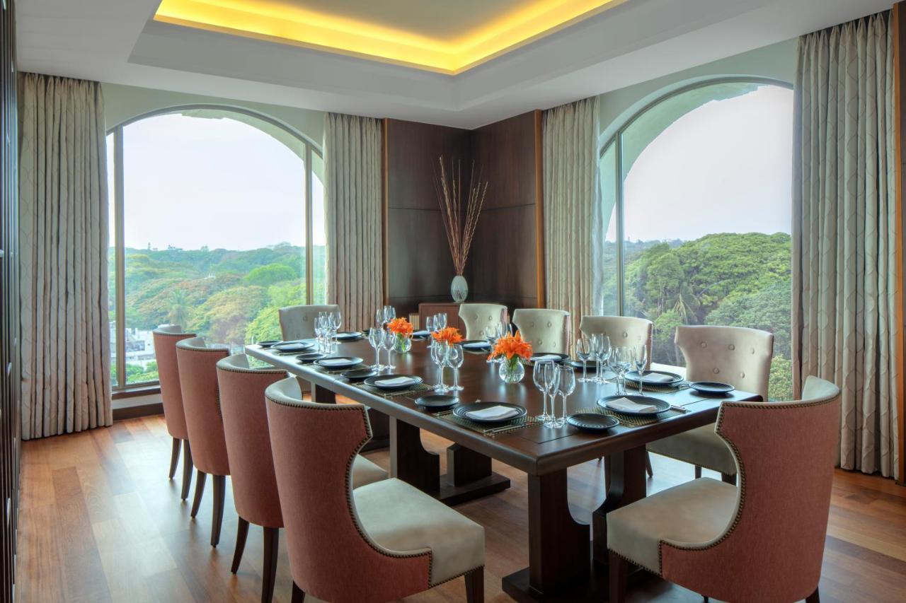 Radisson Blu Plaza Hotel Mysore Exterior foto A private dining room at the Taj Bengal