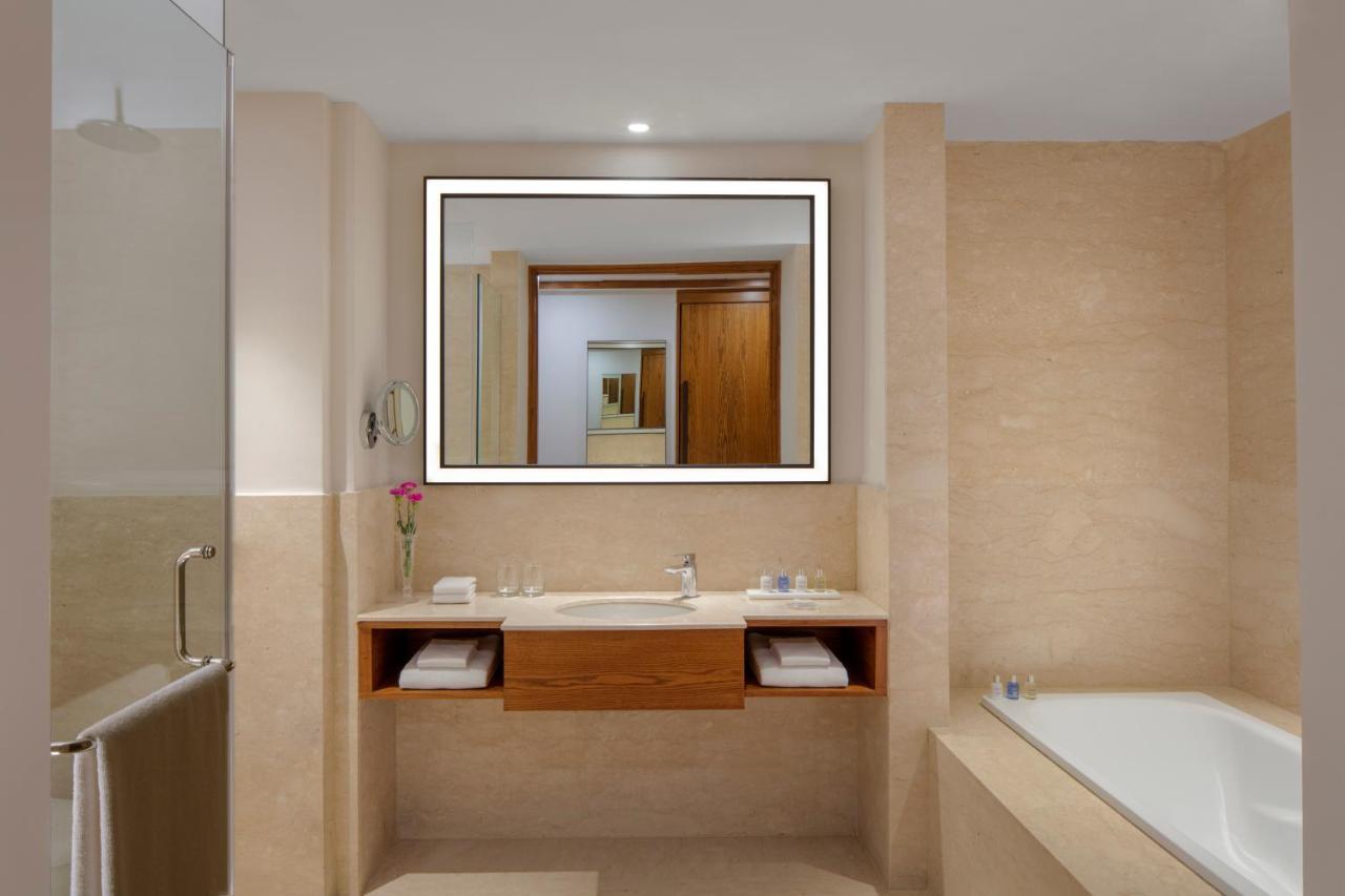 Radisson Blu Plaza Hotel Mysore Exterior foto Bathroom mirror with LED lighting