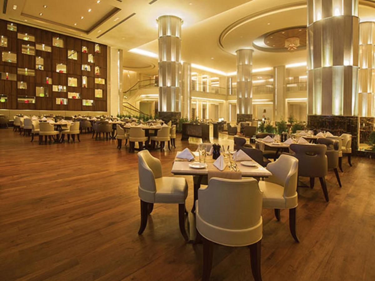 Radisson Blu Plaza Hotel Mysore Exterior foto The restaurant