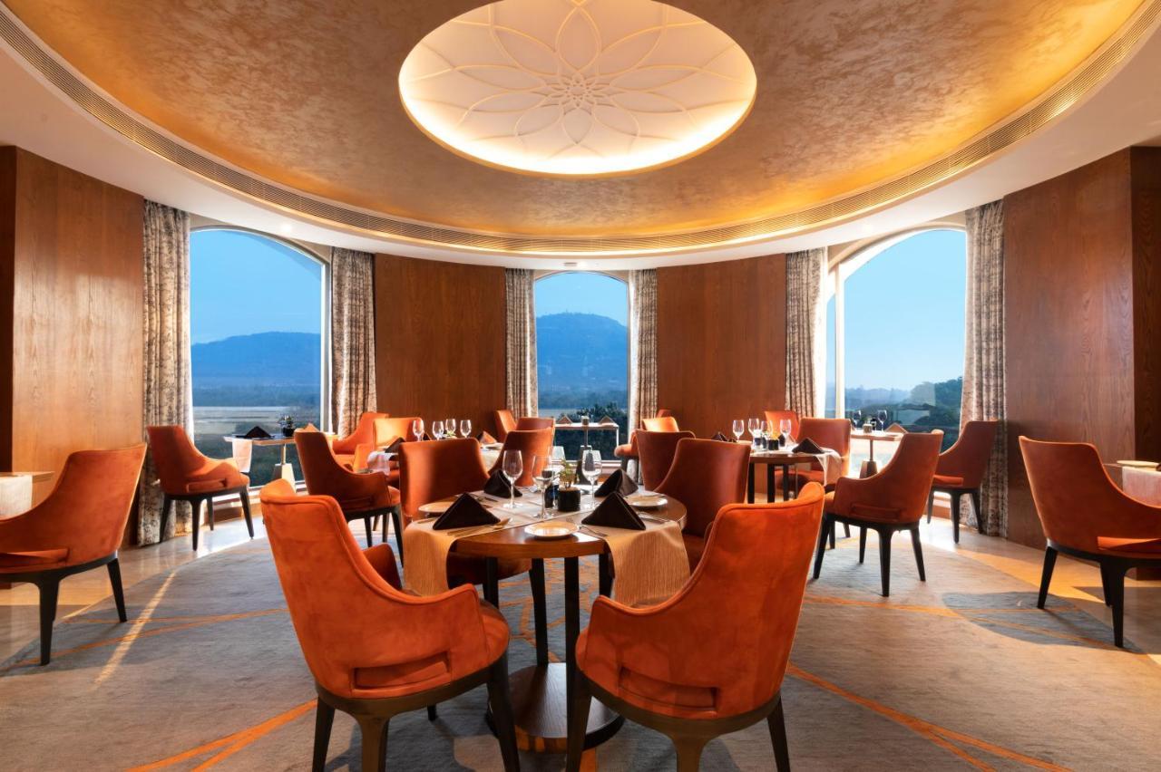 Radisson Blu Plaza Hotel Mysore Exterior foto The Club Lounge at the Renaissance Hotel