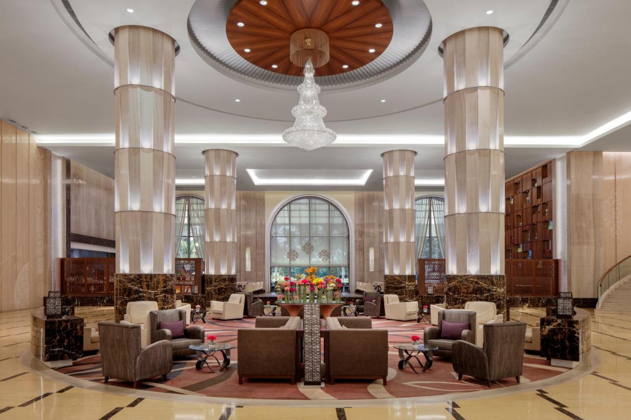 Radisson Blu Plaza Hotel Mysore Exterior foto The lobby of the hotel